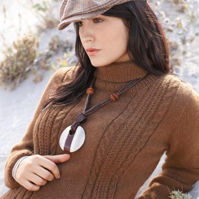 Вязание для женщин. Коричневый свитер спицами из альпаки