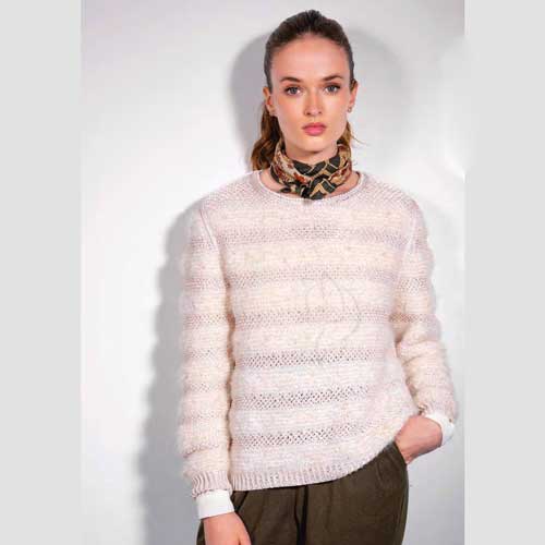 Вязание для женщин. Пуловер спицами с ажурными полосками