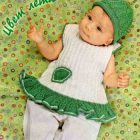 Вязание для малышей.  Платье спицами из белой и зеленой пряжи