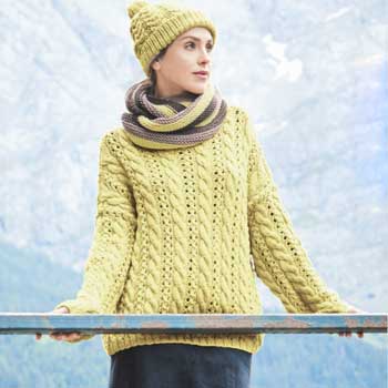 Вязание для женщин. Объемный пуловер спицами, шарф-петля и шапка