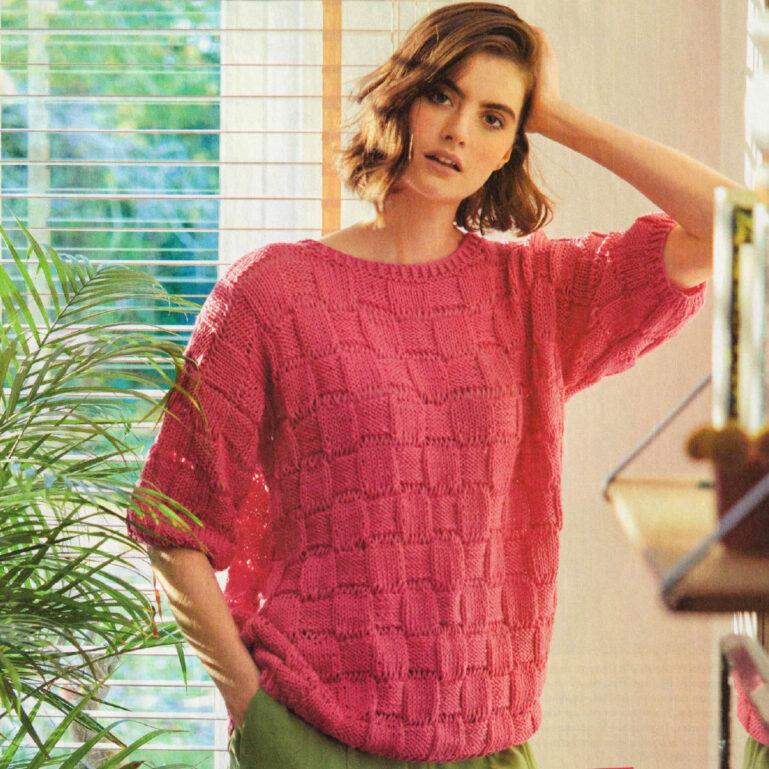 Вязание для женщин. Ярко-розовый пуловер спицами с шахматным узором