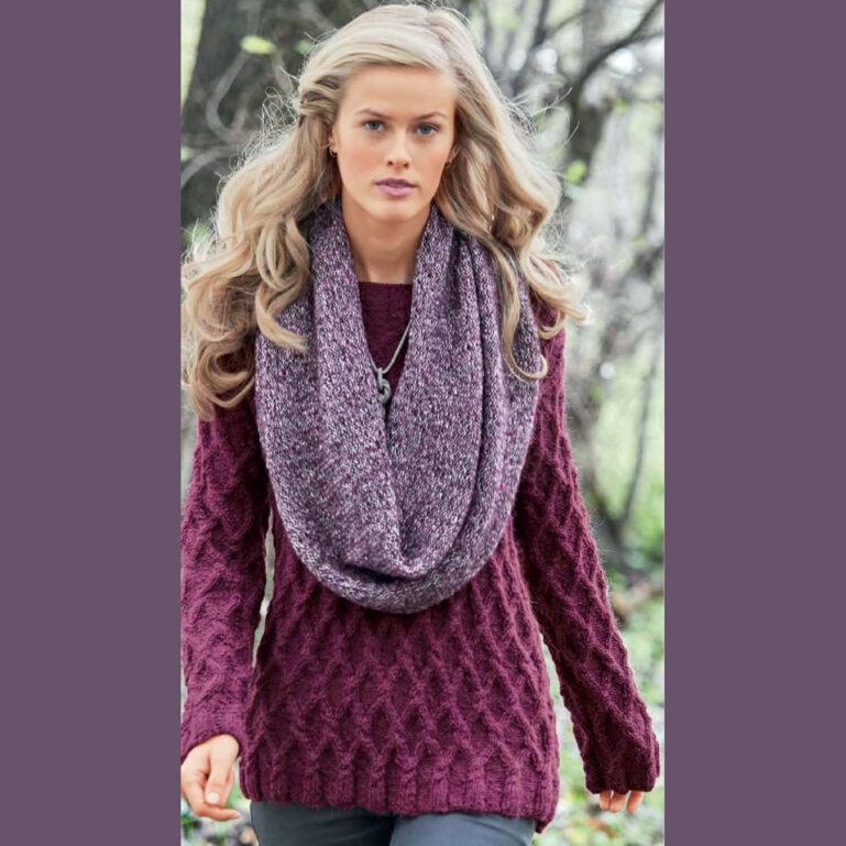 Вязание для женщин. Пуловер с узором из «кос» и шарф-петля (воротник) спицами