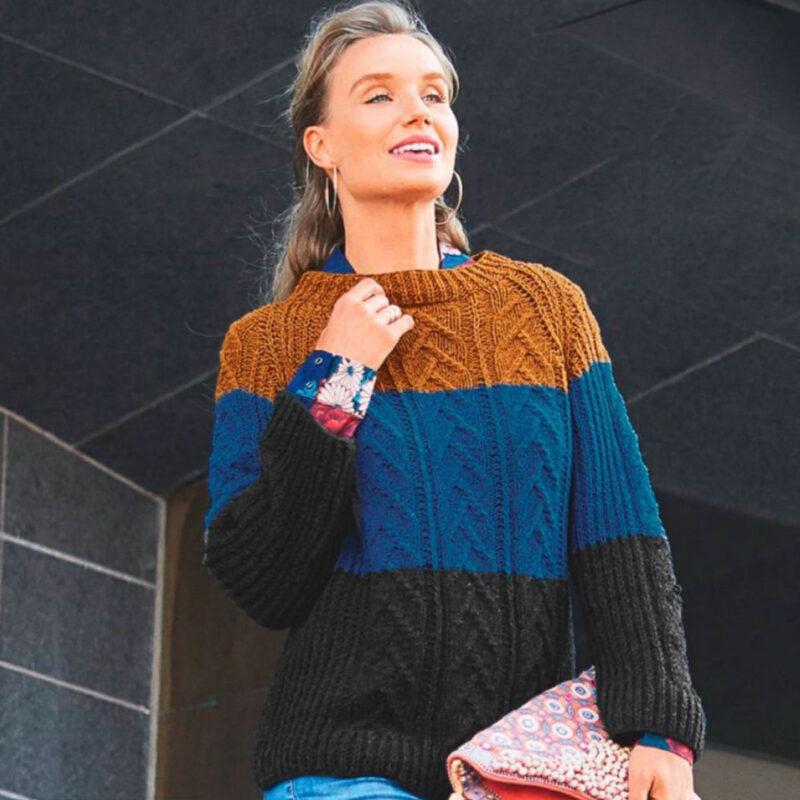 Вязание для женщин. Пуловер с широкими цветными полосами спицами