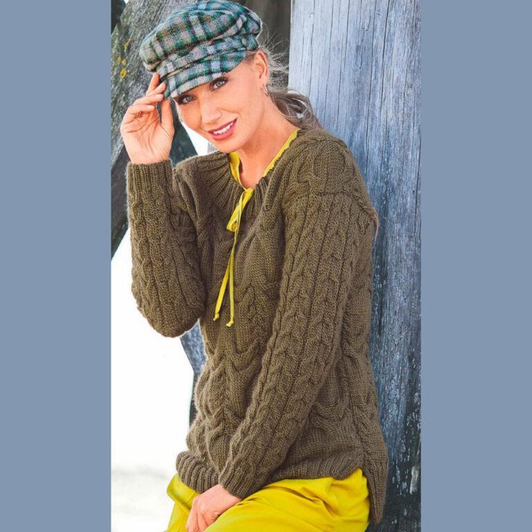 Вязание для женщин. Оливковый пуловер с узором из «кос» спицами