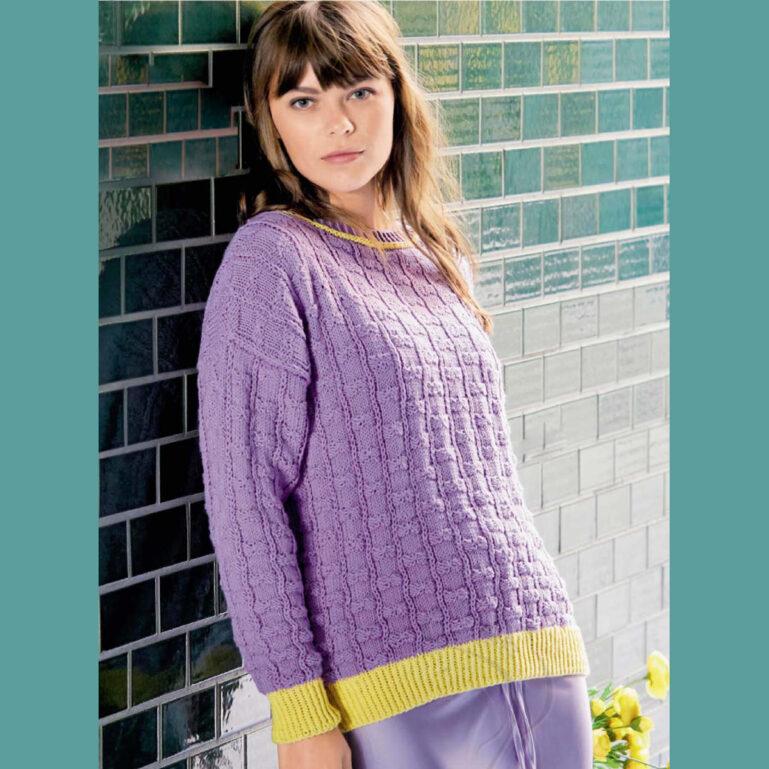 Вязание для женщин. Лиловый пуловер с желтыми планками спицами