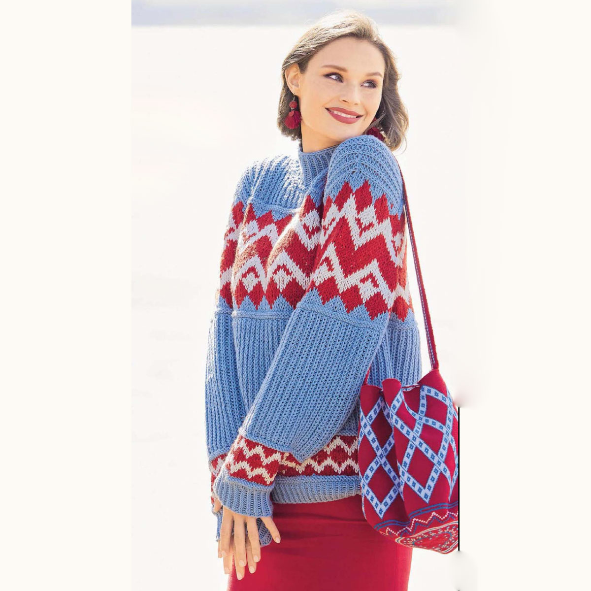 Вязание для женщин. Пуловер спицами с патентным узором и жаккардовыми полосами