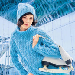 Вязание для женщин. Пуловер с воротником-стойкой и шапка с «косами» спицами