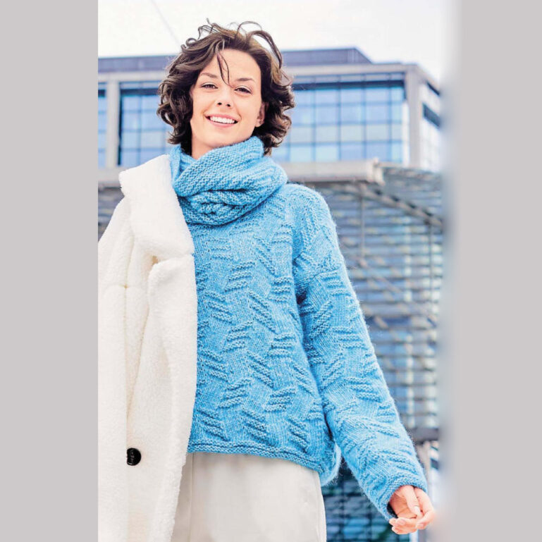 Вязание для женщин. Пуловер со структурным узором и объемный снуд спицами