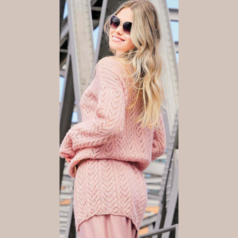 Вязание для женщин. Розовое платье-пуловер спицами с ажурным узором