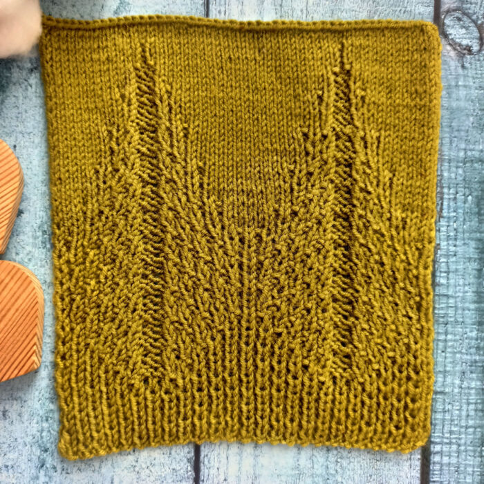 Рельефный узор спицами со схемой для пуловера