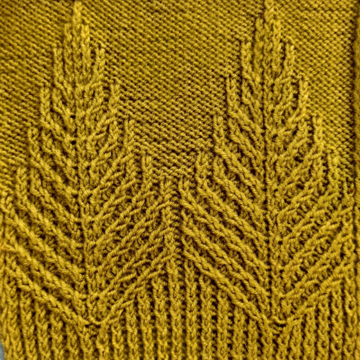 Рельефный узор спицами со схемой для пуловера